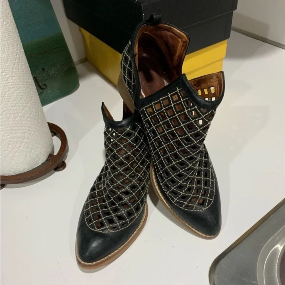 Black ankle booties Jeffrey Campbell booties